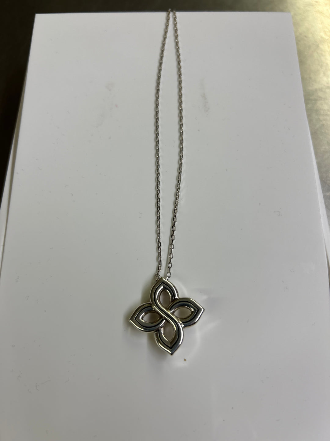 Brighton, Interlok Floral Knot Neck