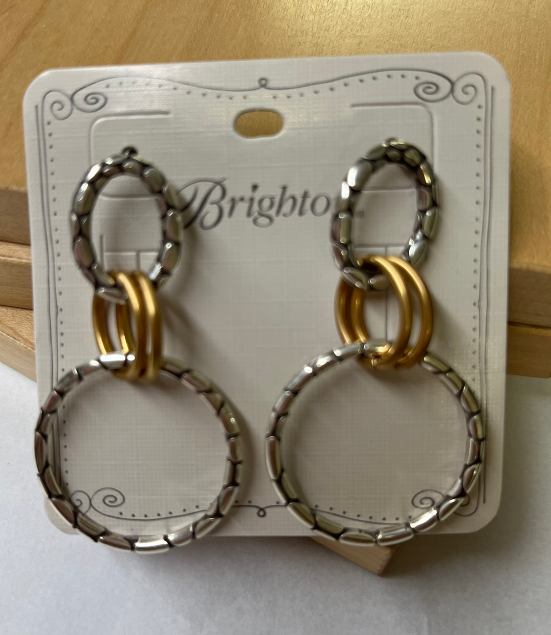 Brighton, Pebble Link two-tn Post